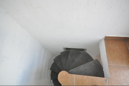 Escada de acesso ao Terraço de casa para alugar com 1 quarto, 45m² em Vila Gustavo, São Paulo