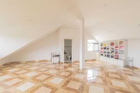 Casa à venda com 360m², 3 quartos e 2 vagas Casa à venda com 360m², 3 quartos e 2 vagasAtico