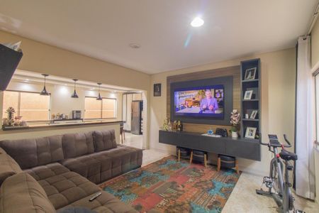 Casa à venda com 360m², 3 quartos e 2 vagas Casa à venda com 360m², 3 quartos e 2 vagasSala de TV