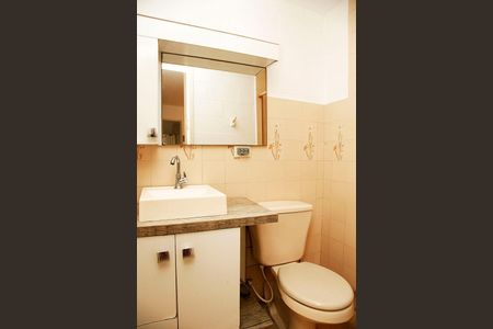Banheiro de kitnet/studio para alugar com 1 quarto, 40m² em Santana, Porto Alegre