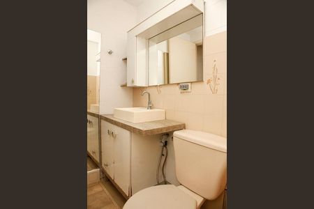 Banheiro de kitnet/studio para alugar com 1 quarto, 40m² em Santana, Porto Alegre