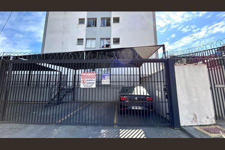 Placa instalada na fachada do imóvel  de apartamento para alugar com 2 quartos, 48m² em Jardim do Triunfo, Guarulhos