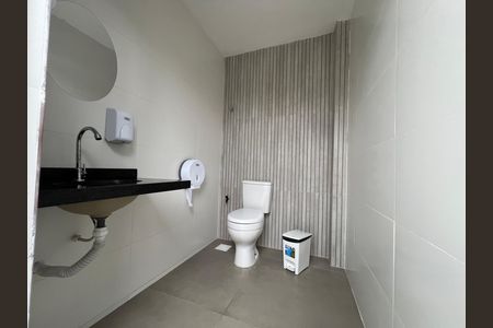 Área comum - banheiro de kitnet/studio para alugar com 1 quarto, 25m² em São Mateus, Juiz de Fora