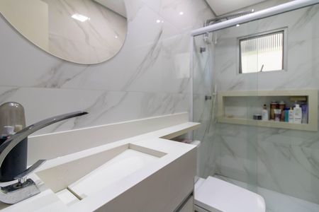Banheiro de apartamento à venda com 2 quartos, 68m² em Vila Galvão, Guarulhos