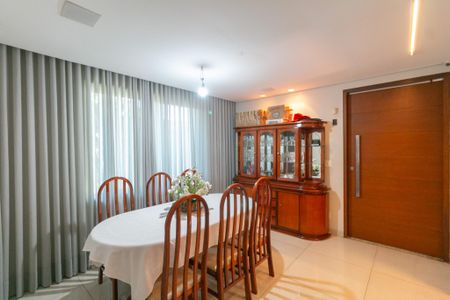 Casa à venda com 3 quartos, 200m² em Planalto, Belo Horizonte