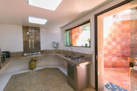 Casa à venda com 3 quartos, 200m² em Planalto, Belo Horizonte