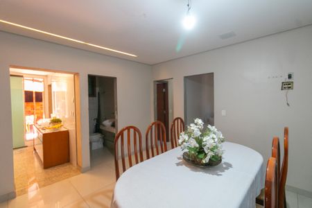 Casa à venda com 3 quartos, 200m² em Planalto, Belo Horizonte