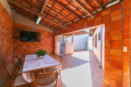 Casa à venda com 3 quartos, 200m² em Planalto, Belo Horizonte
