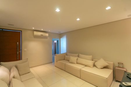 Casa à venda com 3 quartos, 200m² em Planalto, Belo Horizonte