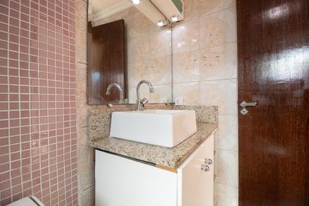 Banheiro da Suíte de casa de condomínio à venda com 3 quartos, 175m² em Sítio Cercado, Curitiba