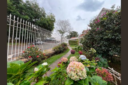 Casa à venda com 301m², 4 quartos e 4 vagas Casa à venda com 301m², 4 quartos e 4 vagasFachada