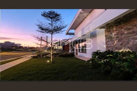 Casa de condomínio à venda com 312m², 3 quartos e 4 vagas