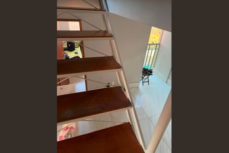 Escada de apartamento à venda com 2 quartos, 95m² em Pousada Santo Antonio, Belo Horizonte