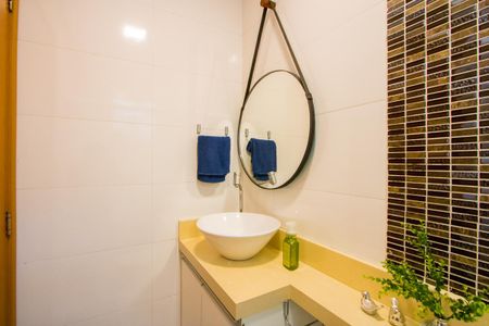 Banheiro de apartamento à venda com 2 quartos, 50m² em Parque Bandeirante, Santo André