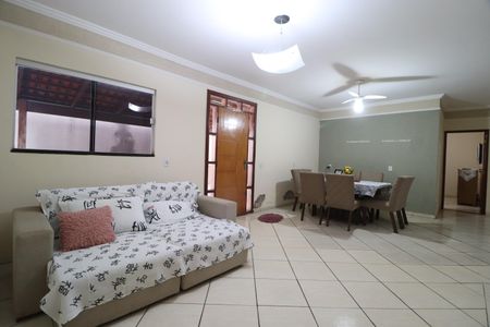 Sala de casa para alugar com 4 quartos, 243m² em Marta Helena, Uberlândia