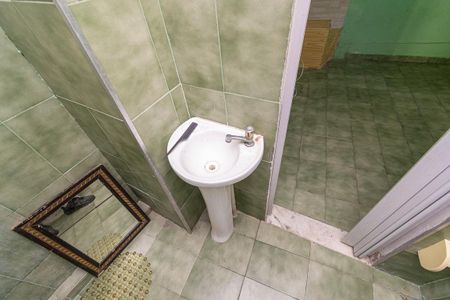 Banheiro de kitnet/studio para alugar com 1 quarto, 35m² em Brás de Pina, Rio de Janeiro