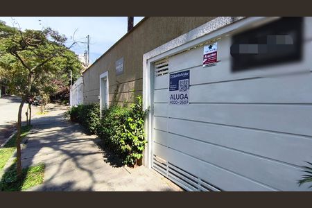 Fachada + Plaquinha de casa para alugar com 2 quartos, 206m² em Vila Mariana, São Paulo
