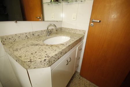 Apartamento à venda com 77m², 3 quartos e 2 vagasbanheiro 1