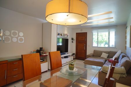 Sala de casa de condomínio para alugar com 2 quartos, 100m² em Pindobas, Maricá
