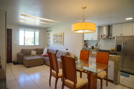 Sala de casa de condomínio para alugar com 2 quartos, 100m² em Pindobas, Maricá