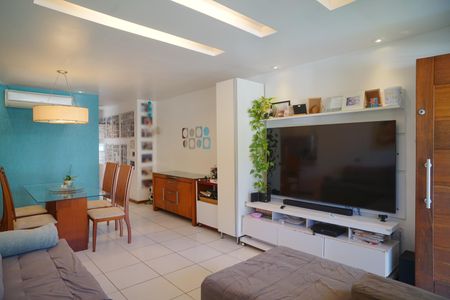Sala de casa de condomínio para alugar com 2 quartos, 100m² em Pindobas, Maricá