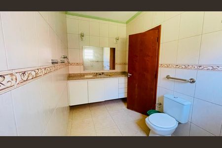 Banheiro suíte de casa de condomínio para alugar com 5 quartos, 470m² em Bosque dos Pereiras, Cotia