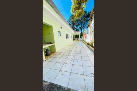 Casa de condomínio para alugar com 470m², 5 quartos e 2 vagas Casa de condomínio para alugar com 470m², 5 quartos e 2 vagasCorredor lateral