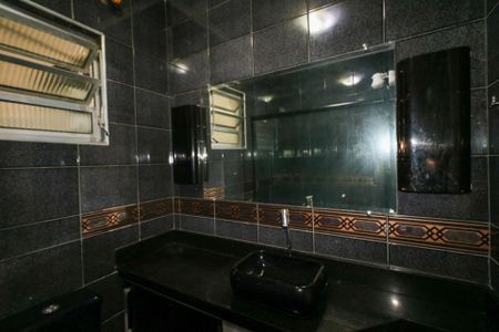 Banheiro de casa para alugar com 3 quartos, 100m² em Taboão, Diadema