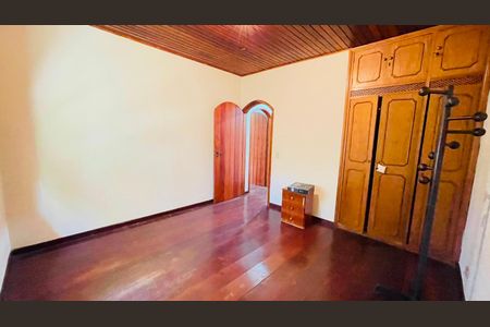 Casa de condomínio para alugar com 287m², 4 quartos e 3 vagasQuarto
