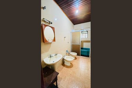 Casa de condomínio para alugar com 287m², 4 quartos e 3 vagasBanheiro da suíte 2