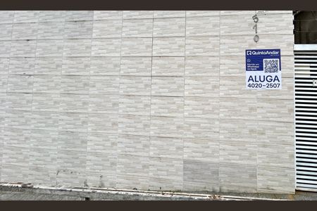 Placa instalada na fachada do imóvel de casa para alugar com 1 quarto, 26m² em Parque Continental Ii, Guarulhos