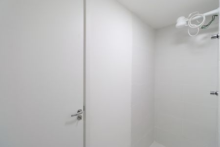 Banheiro de apartamento para alugar com 1 quarto, 25m² em Parque Industrial Tomas Edson, São Paulo