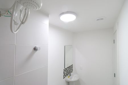 Banheiro de apartamento para alugar com 1 quarto, 25m² em Parque Industrial Tomas Edson, São Paulo