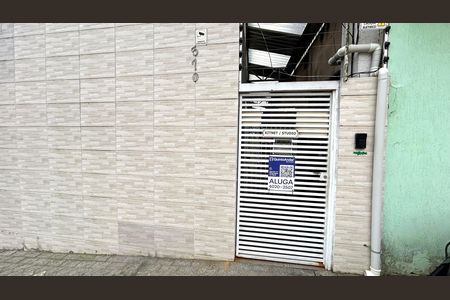 Placa instalada na fachada do imóvel de casa para alugar com 1 quarto, 26m² em Parque Continental Ii, Guarulhos