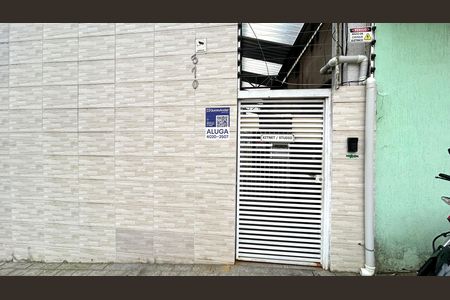 Placa instalada na fachada do imóvel de casa para alugar com 1 quarto, 26m² em Parque Continental Ii, Guarulhos