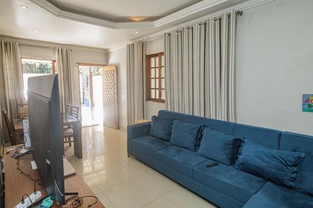 Casa à venda com 242m², 3 quartos e 4 vagas Casa à venda com 242m², 3 quartos e 4 vagasSala