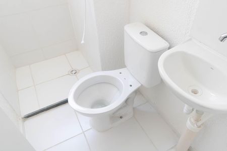 Banheiro de apartamento para alugar com 2 quartos, 43m² em Inhoaíba, Rio de Janeiro