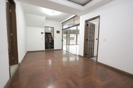 Casa para alugar com 200m², 2 quartos e 4 vagas Casa para alugar com 200m², 2 quartos e 4 vagasSala