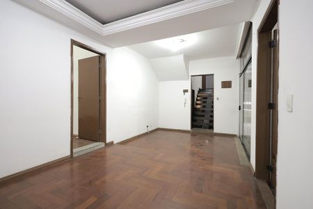 Casa para alugar com 200m², 2 quartos e 4 vagas Casa para alugar com 200m², 2 quartos e 4 vagasSala
