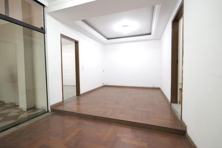 Casa para alugar com 200m², 2 quartos e 4 vagas Casa para alugar com 200m², 2 quartos e 4 vagasSala