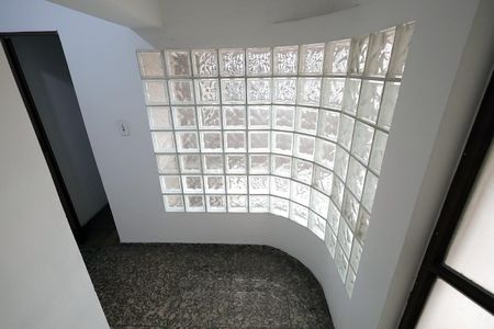 Casa para alugar com 200m², 2 quartos e 4 vagas Casa para alugar com 200m², 2 quartos e 4 vagasEscada
