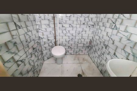 Banheiro social de casa para alugar com 2 quartos, 80m² em Santa Maria, Osasco