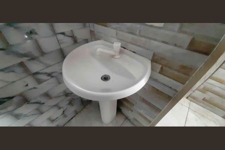 Banheiro social de casa para alugar com 2 quartos, 80m² em Santa Maria, Osasco