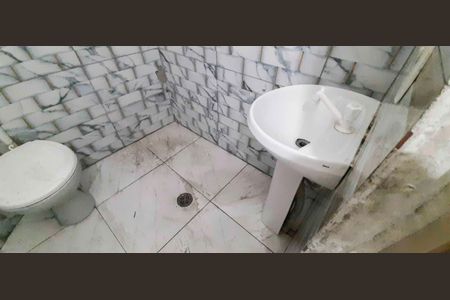 Banheiro social de casa para alugar com 2 quartos, 80m² em Santa Maria, Osasco