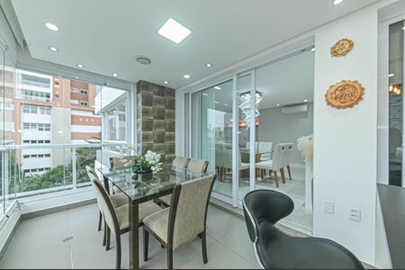 Apartamento à venda com 225m², 3 quartos e 4 vagas Apartamento à venda com 225m², 3 quartos e 4 vagasVaranda