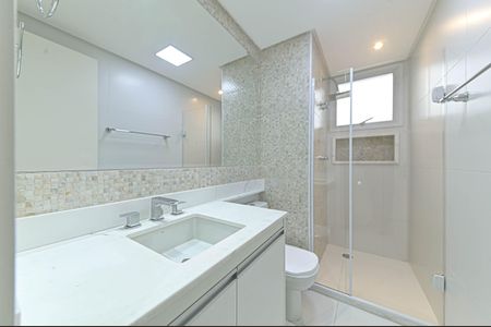 Apartamento à venda com 225m², 3 quartos e 4 vagas Apartamento à venda com 225m², 3 quartos e 4 vagasBanheiro da Suíte 1