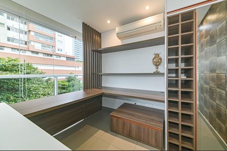 Apartamento à venda com 225m², 3 quartos e 4 vagas Apartamento à venda com 225m², 3 quartos e 4 vagasVaranda