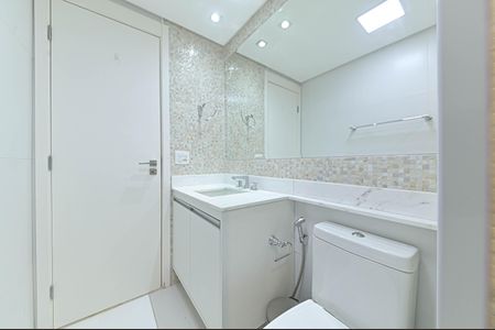 Apartamento à venda com 225m², 3 quartos e 4 vagas Apartamento à venda com 225m², 3 quartos e 4 vagasBanheiro da Suíte 1