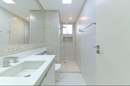 Apartamento à venda com 225m², 3 quartos e 4 vagas Apartamento à venda com 225m², 3 quartos e 4 vagasBanheiro da Suíte 1