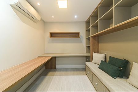 Apartamento à venda com 225m², 3 quartos e 4 vagas Apartamento à venda com 225m², 3 quartos e 4 vagasEscritório